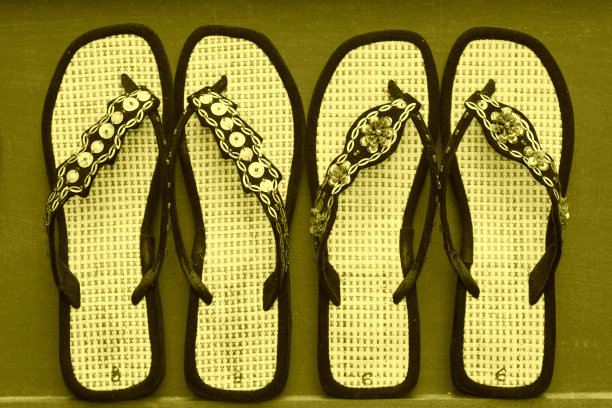 手工拖鞋在市场摊位图片下载