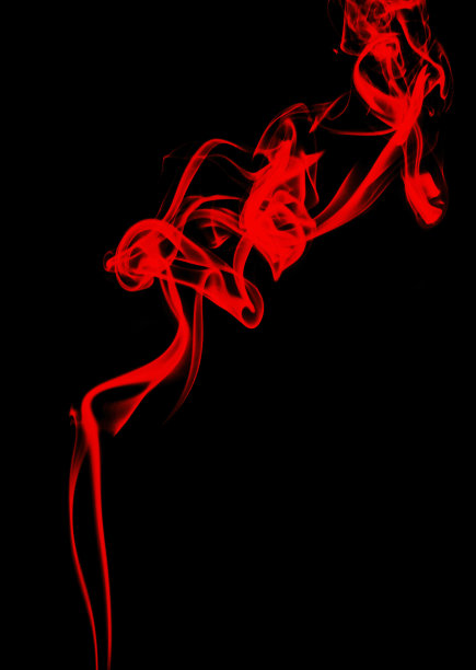 红烟孤立在黑烟上图片下载