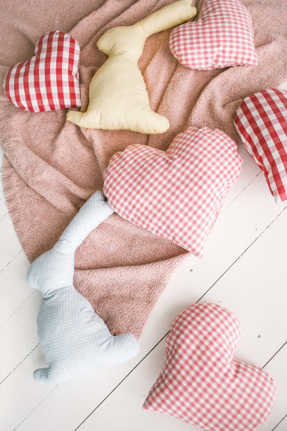 圣瓦伦丁装饰在质朴明亮的工作室图片下载