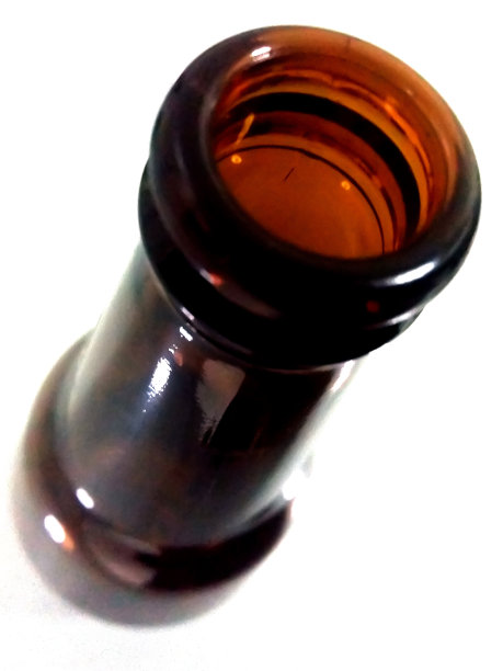 在一个瓶颈啤酒杯里棕色特写图片下载