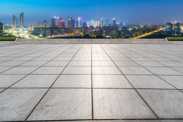 夜晚的南京，空荡荡的地板和现代城市的天际线图片下载