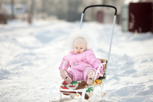 小女孩在雪地上滑雪图片下载