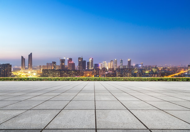 夜晚的南京，空荡荡的地板和现代城市的天际线素材图片