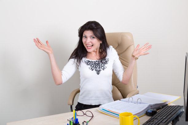 在办公室里的快乐情绪化的女人图片下载