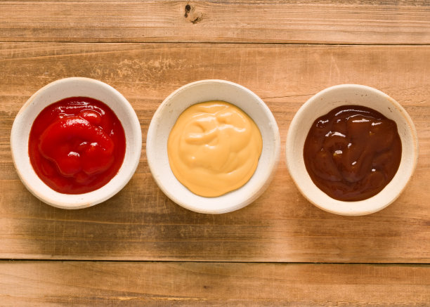 乡村番茄芥末和烧烤酱图片下载