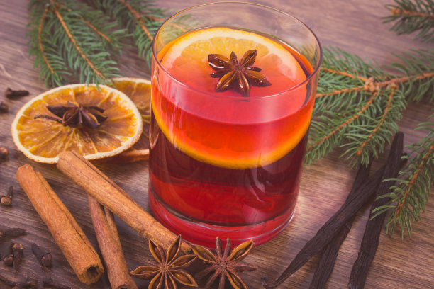 复古照片，圣诞或冬季晚上的热红酒图片下载