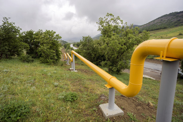 克里米亚山区的黄色天然气管道。图片下载