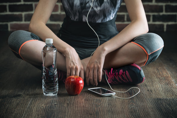 休息，听音乐，喝水，吃苹果图片下载