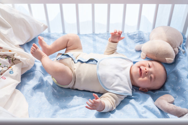 小男孩躺在床上图片下载