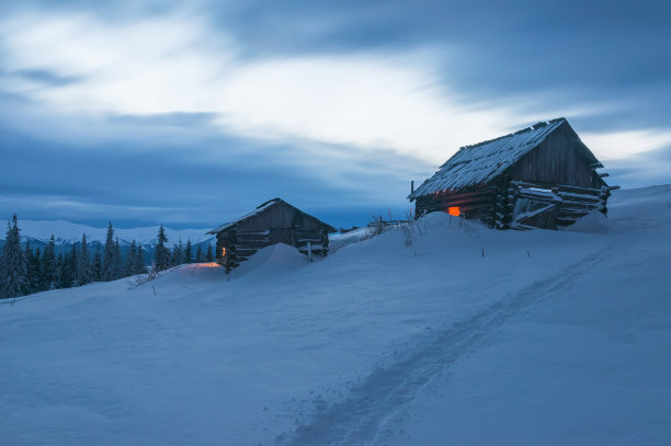 山间的两间小屋图片下载