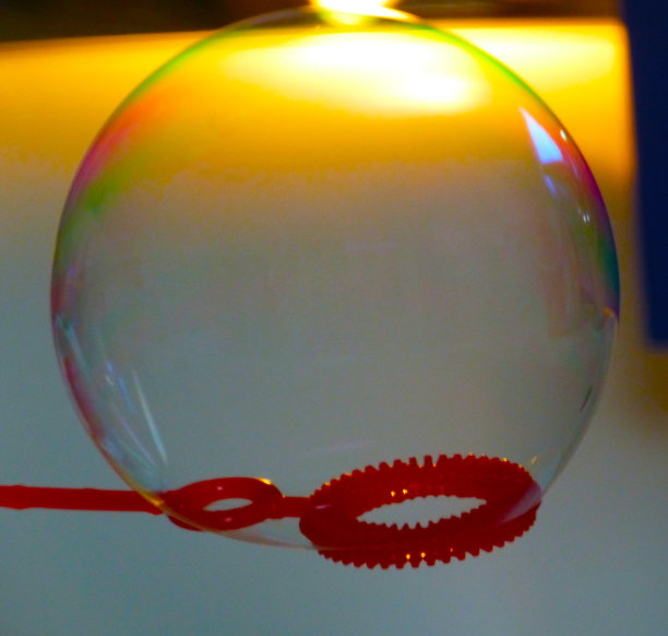 彩色肥皂泡在魔杖上图片下载