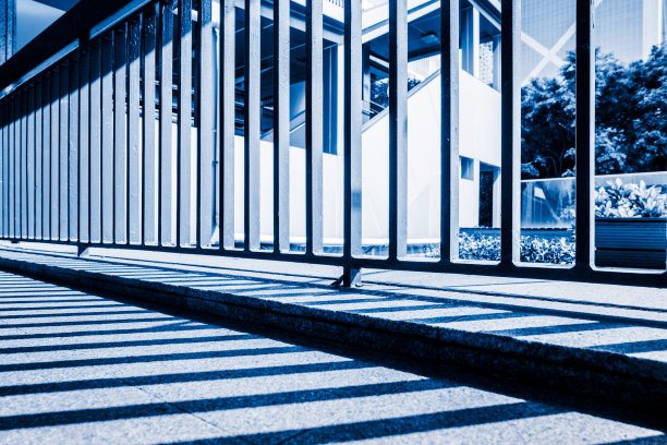 现代建筑的钢栏杆图片下载