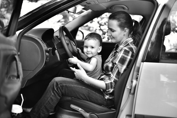 宝宝和妈妈在开车图片下载
