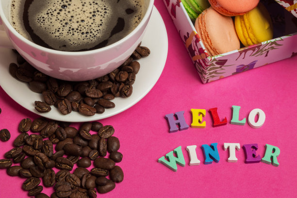 你好冬天，咖啡和马卡龙标签图片下载