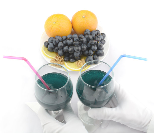 白色桌子上的绿色鸡尾酒图片下载