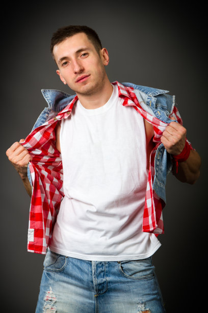 穿牛仔背心的男人图片下载