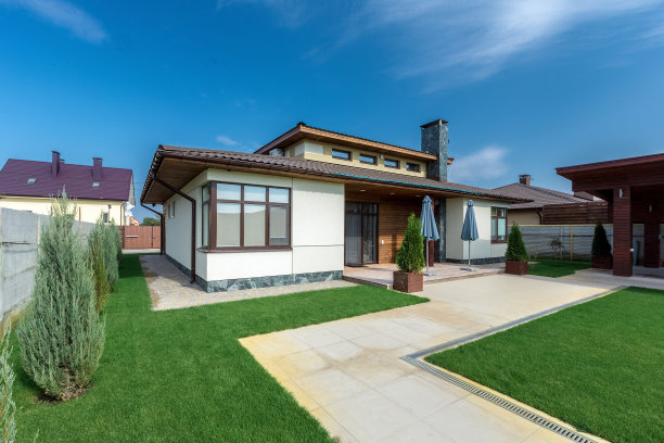 美丽的现代水泥房子，从花园看图片下载