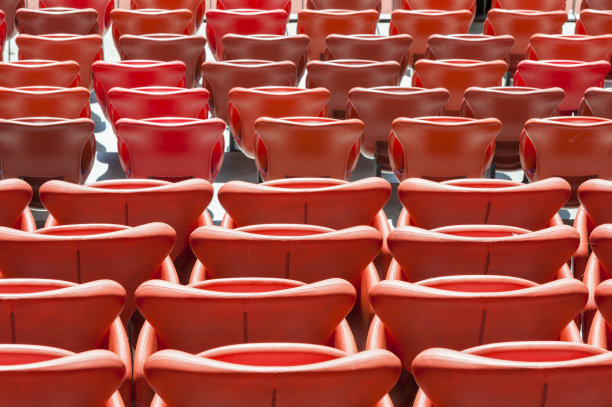 空荡荡的正面看台上的红色座位图片下载
