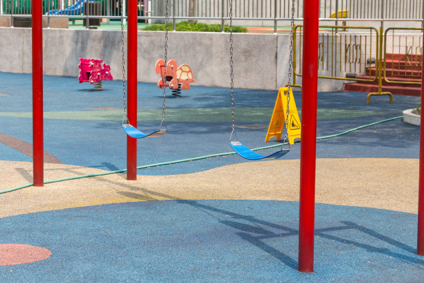 公园院子里五颜六色的操场图片下载