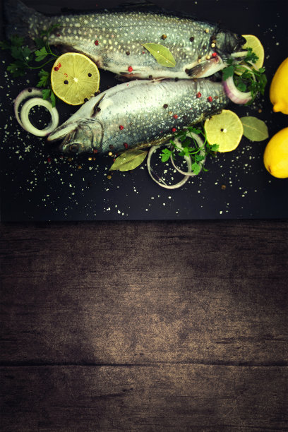 美味的新鲜鳟鱼在黑暗的年代背景。图片下载