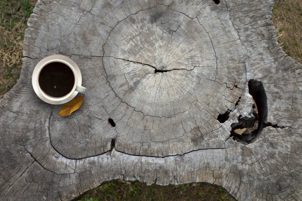 木制背景上的咖啡杯。图片下载