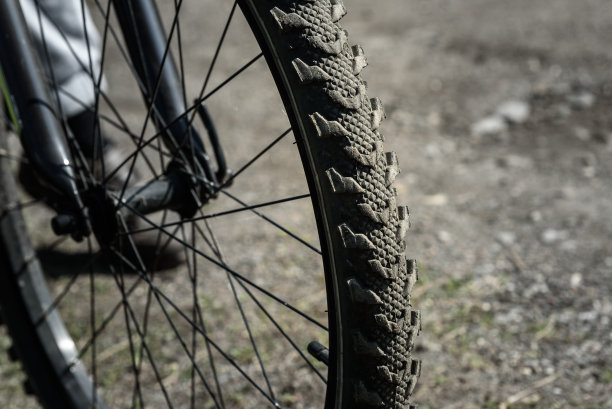 自行车车轮靠近道路的背景图片下载
