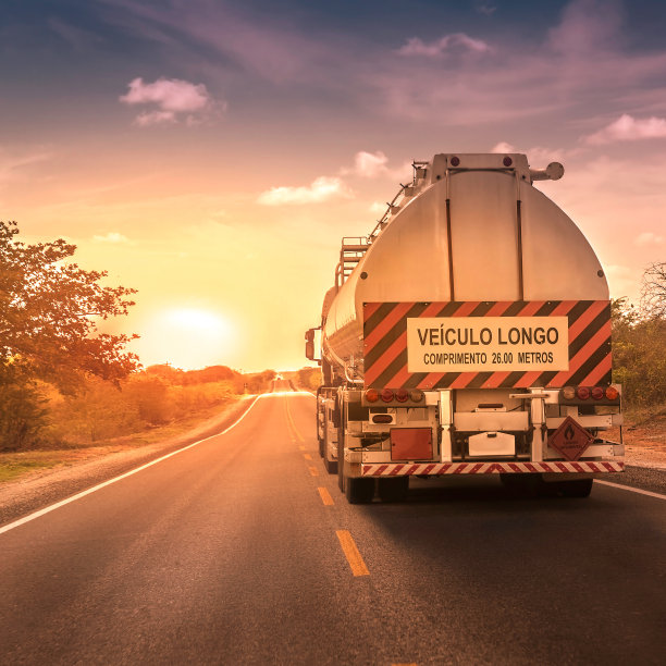 巴西北部有拖车的超大卡车图片下载