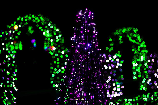 花环上的圣诞树雕塑图片下载