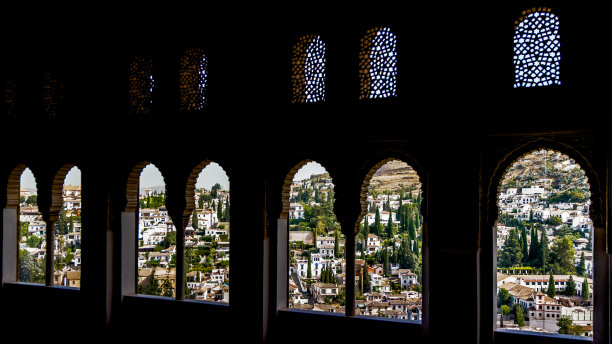 阿尔罕布拉摩尔人宫殿的阿拉伯式圆柱图片下载