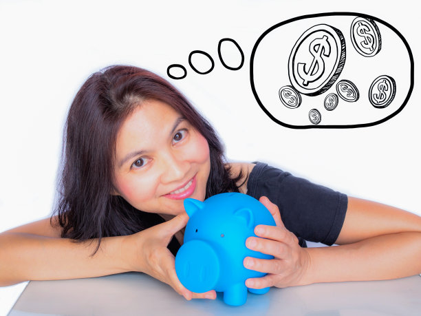 亚洲女人拿着存钱罐，想着她的钱图片下载