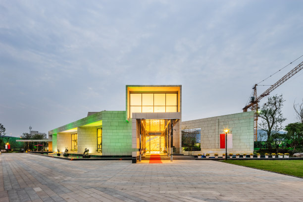 多云天空中的现代别墅外观图片下载