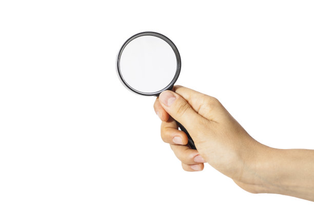 女人手里拿着放大镜图片下载