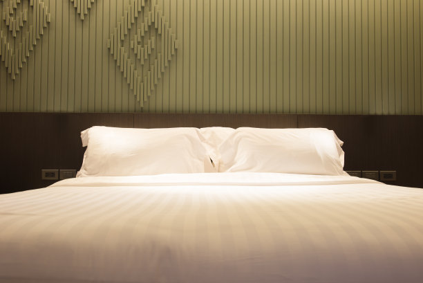 床和枕头套装图片下载