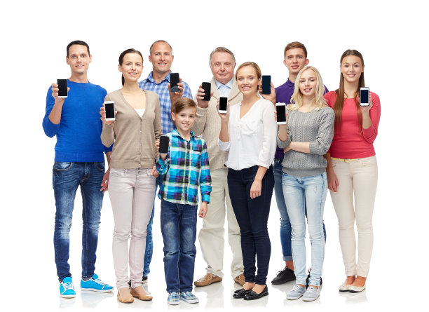 一群带着智能手机微笑的人图片下载
