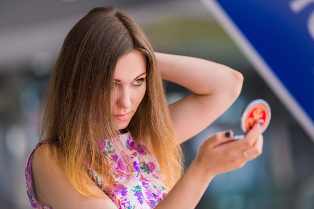 手持镜子的女士图片下载