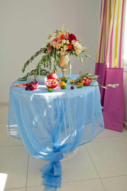 餐桌上摆满了水果和鲜花图片下载