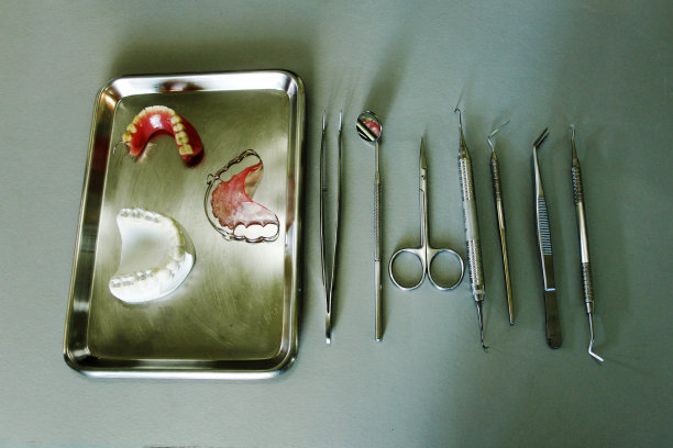 牙科设备与人类牙齿塑料模型图片下载