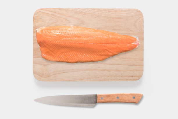 模型新鲜的鲑鱼和刀在切板设置孤立。图片下载