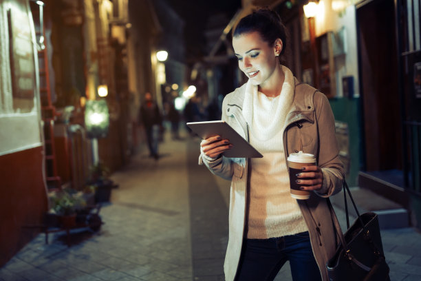 女孩晚上用平板电脑图片下载