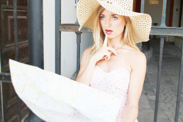 带着地图的女旅行者图片下载