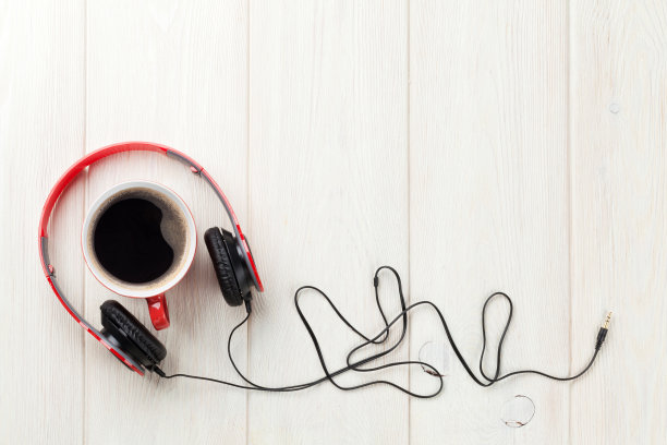 耳机和咖啡杯图片下载