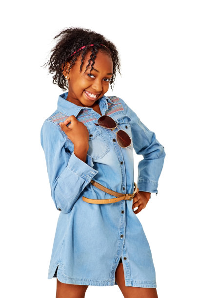 可爱的小女孩摆着漂亮的蓝色裙子图片下载