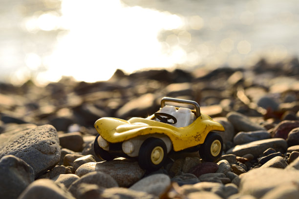 古董沙丘越野车，60年代，河边公园。图片下载