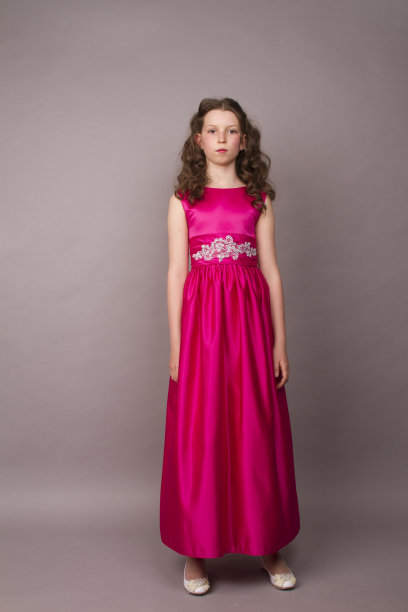 穿深红色长裙的小女孩图片下载