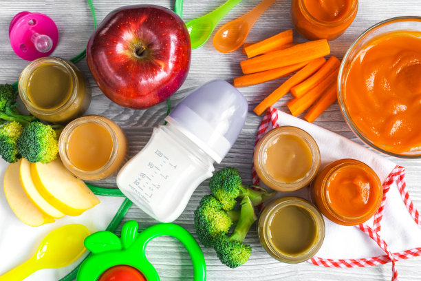 婴儿蔬菜泥木制背景俯视图图片下载