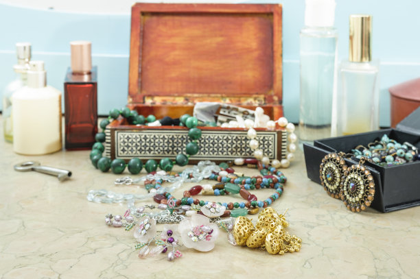 女性人造珠宝素材图片