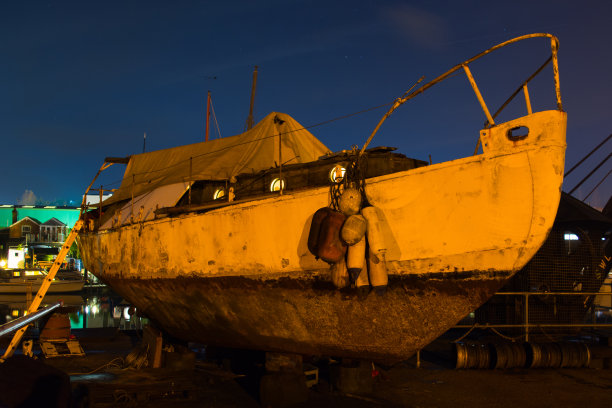 晚上的生锈的老船图片下载