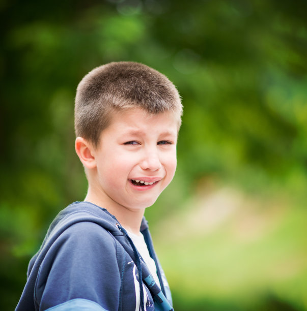 男孩摔倒在操场上哭了起来图片下载