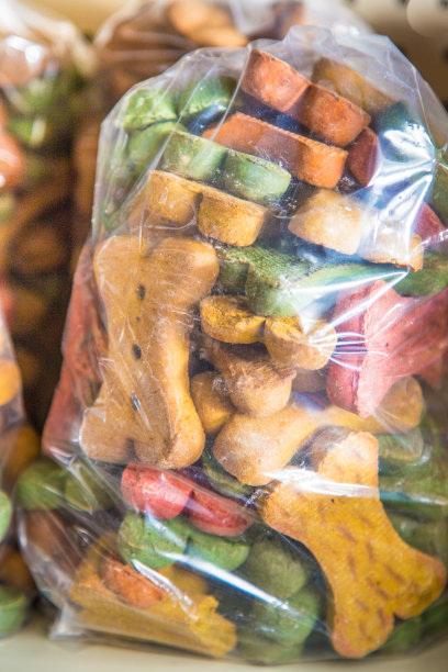 狗饼干装在袋子里图片下载