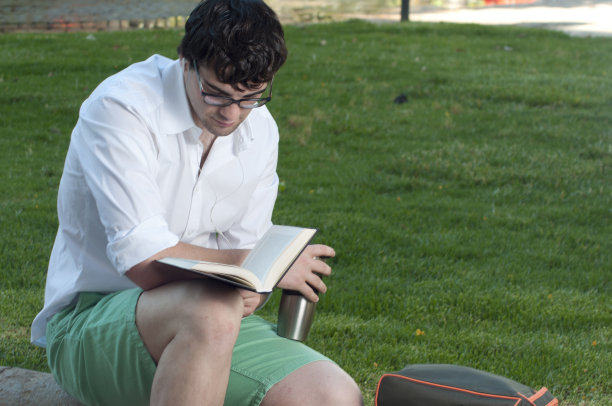 年轻人在读一本书图片下载